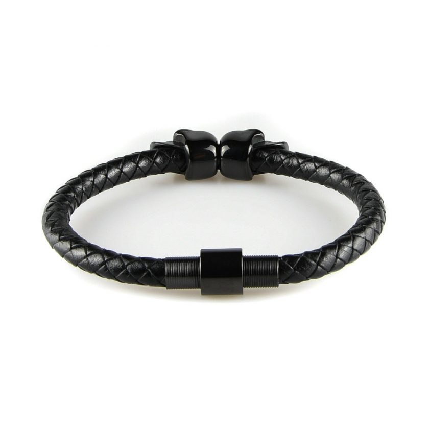 Bracelet pour homme composé d'une lanière de cuir tressé noir et de deux élégants crânes en inox de couleur noire.