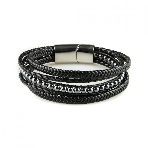 Bracelet pour homme composé de plusieurs lanières de cuir noir lisse et tressé, et de pierres d'hématites.