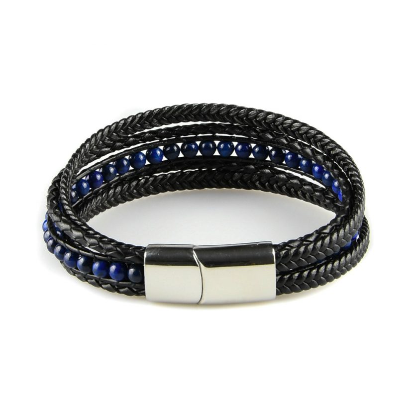 Bracelet pour homme composé de plusieurs lanières de cuir noir lisse et tressé, et de pierres de lapis lazuli.