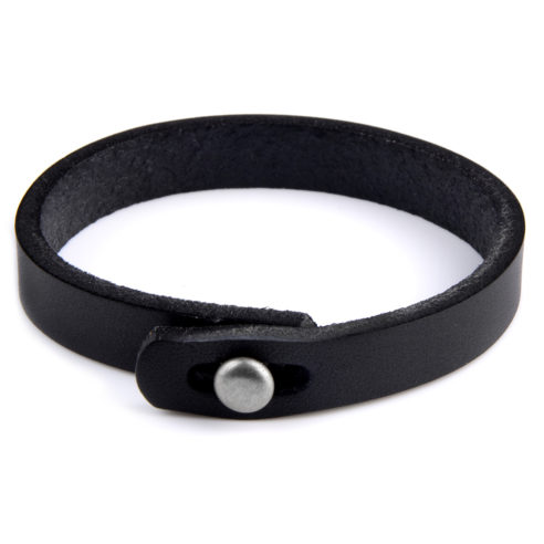 Bracelet pour homme composé d'une lanière de cuir lisse noir et d'un bouton fermoir en acier inoxydable.