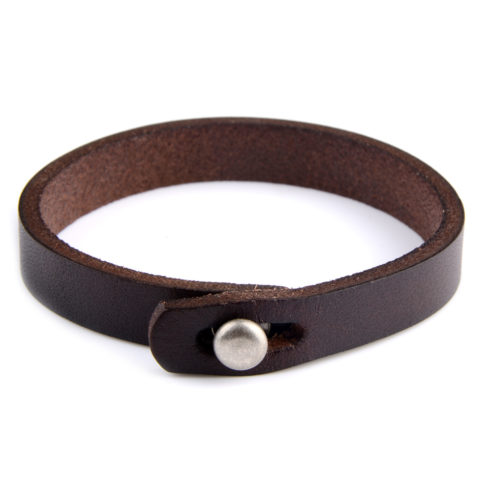 Bracelet pour homme composé d'une lanière de cuir lisse marron et d'un bouton fermoir en acier inoxydable.