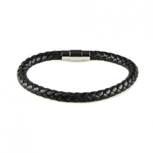 Bracelet pour homme composé d'une lanière de cuir tressé noir et d'un élégant fermoir magnétique en acier inoxydable.