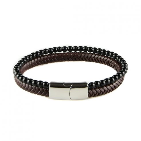 Bracelet pour homme composé d'une lanière de cuir tressé marron et de pierres d'onyx.