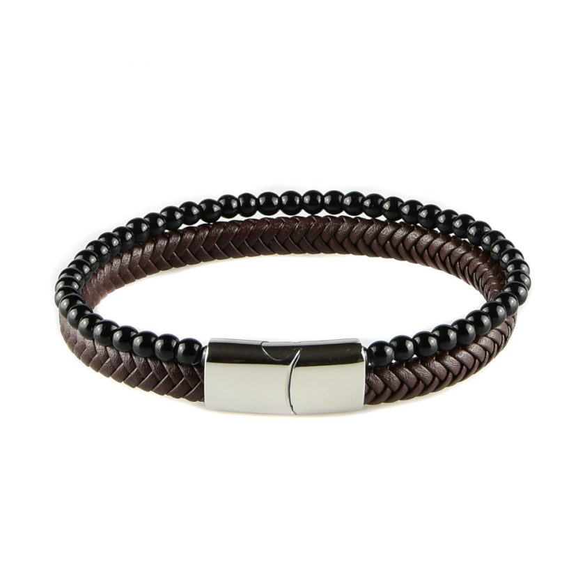 Bracelet pour homme composé d'une lanière de cuir tressé marron et de pierres d'onyx.