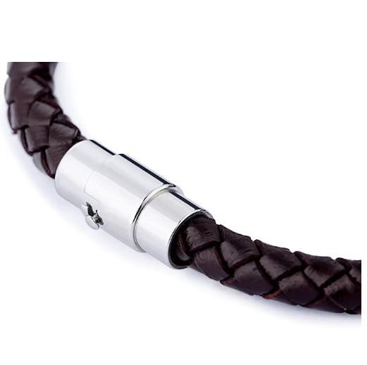 Bracelet pour homme composé d'une lanière de cuir tressé marron et d'un élégant fermoir magnétique en acier inoxydable.