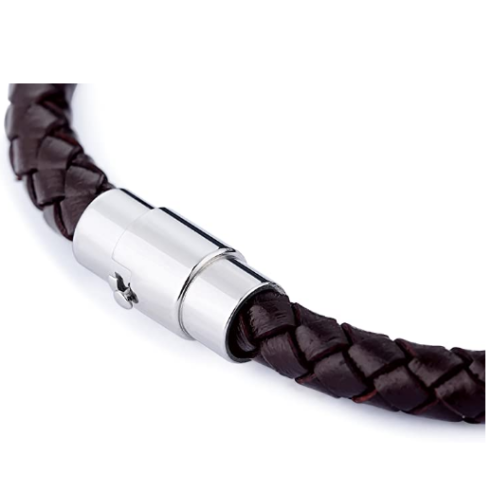 Bracelet pour homme composé d'une lanière de cuir tressé noir et d'un élégant fermoir magnétique en acier inoxydable.