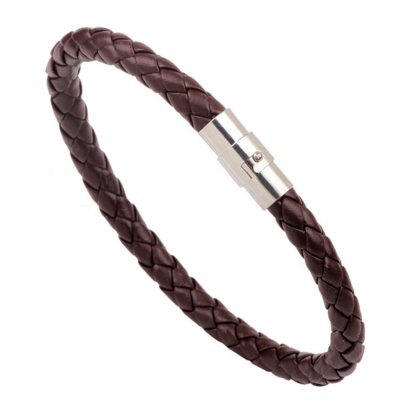 Bracelet pour homme composé d'une lanière de cuir tressé marron et d'un élégant fermoir magnétique en acier inoxydable.