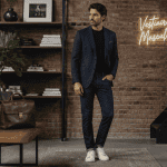 Homme à la mode en blazer et jean