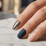 modèle vernis semi permanent main élégante