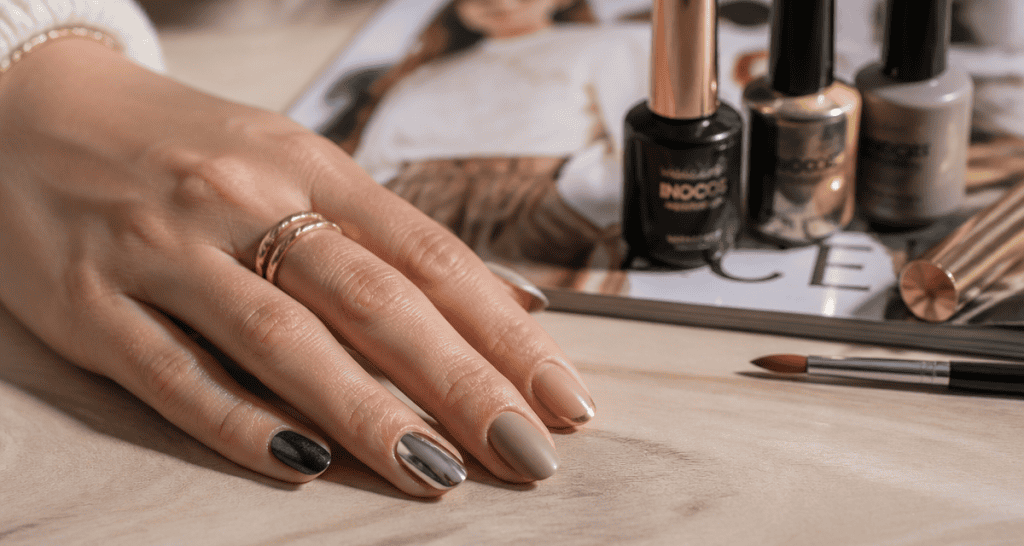 Tendance vernis à ongles main élégante effets variés
