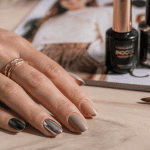 Tendance vernis à ongles main élégante effets variés