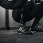 Chaussure pour le squat avec talon surélevé : stabilité des genoux