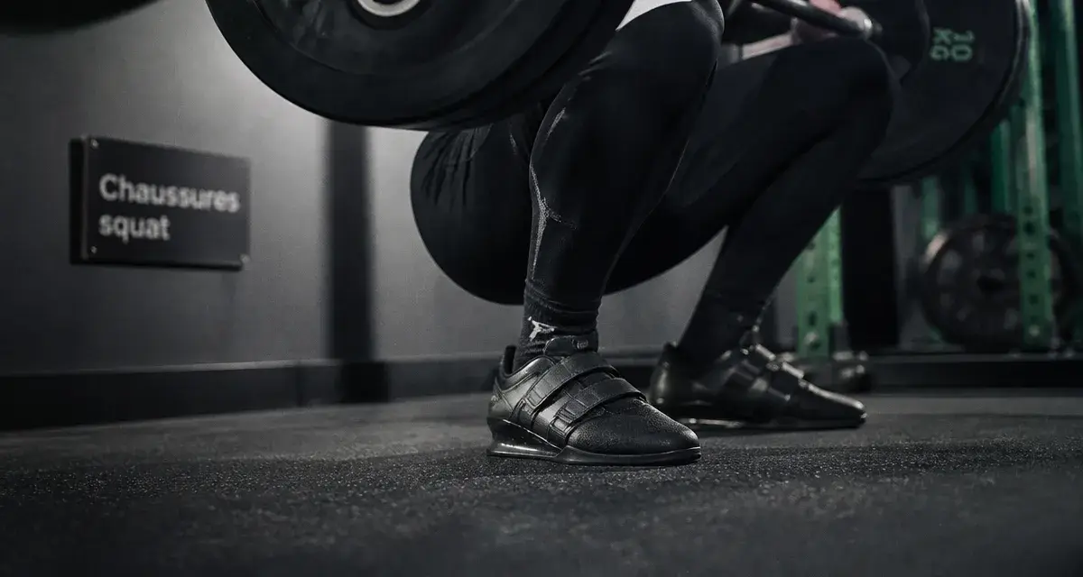 Chaussure pour le squat avec talon surélevé : stabilité des genoux
