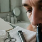 Poil sur le nez : ciseaux et antiseptique pour couper proprement