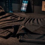 Short 2 en 1 homme, vue en intérieur sur tapis de sport