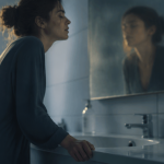 stress vertige femme miroir salle de bain