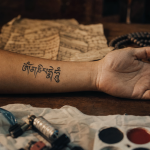 Tatouage Om Mani Padme Hum signification et placement sur peau