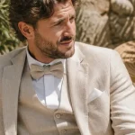 Tenue mariage homme été en lin beige respirant, homme en extérieur