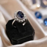Bague de lady diana : saphir bleu ovale et diamants en or blanc