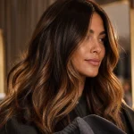 Balayage pour chatain foncé : mèches caramel et miel fondues