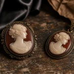 Bijoux en camée anciens ou modernes : relief et matières, gros plan