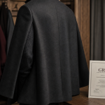 Cape homme luxe en laine sombre, studio lifestyle