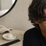 Cheveux mi long homme avec raie au milieu et volume naturel