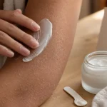 Creme pour peau seche après douche, main applique la crème sur bras