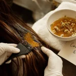 Éclaircir ses cheveux naturellement avec miel et camomille sur cheveux bruns dorés