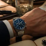 Montre tag heuer pour homme Carrera chronographe sur poignet acier
