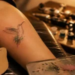 Signification du colibri en tatouage : liberté, joie et renaissance