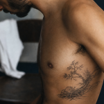Tatouage cote homme fineline sur les côtes, photo torse