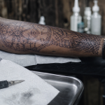 Tatouage nordique : runes et entrelacs sur peau