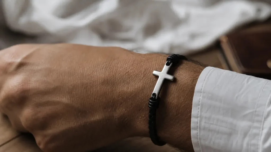 Bracelet homme croix : acier 316L, cuir ou corde, le bon choix selon l’usage