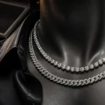 Collier en diamant pour homme en tennis, vue gros plan sur fond noir satiné