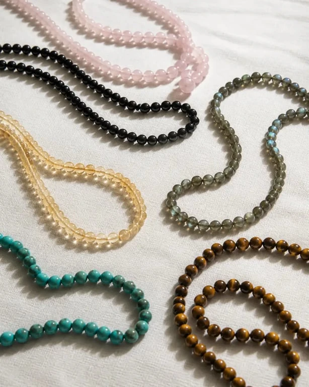 Collier pierres naturelles présenté en composition éditoriale avec plusieurs styles et pierres différentes