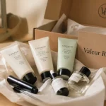 Meilleure box beauté : produits et miniatures inutiles sur table