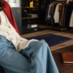 Style vestimentaire 2026 : robe fluide et blazer rouge, textures cuir et denim