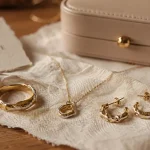 Bijoux en vermeil pour femme : bague, collier fin et boucles dorées
