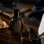 Boucheron parfum homme : flacon fumé sur table sombre