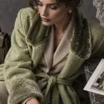 Tendance mode hiver 2025 : peignoir chic vert pistache et blazer